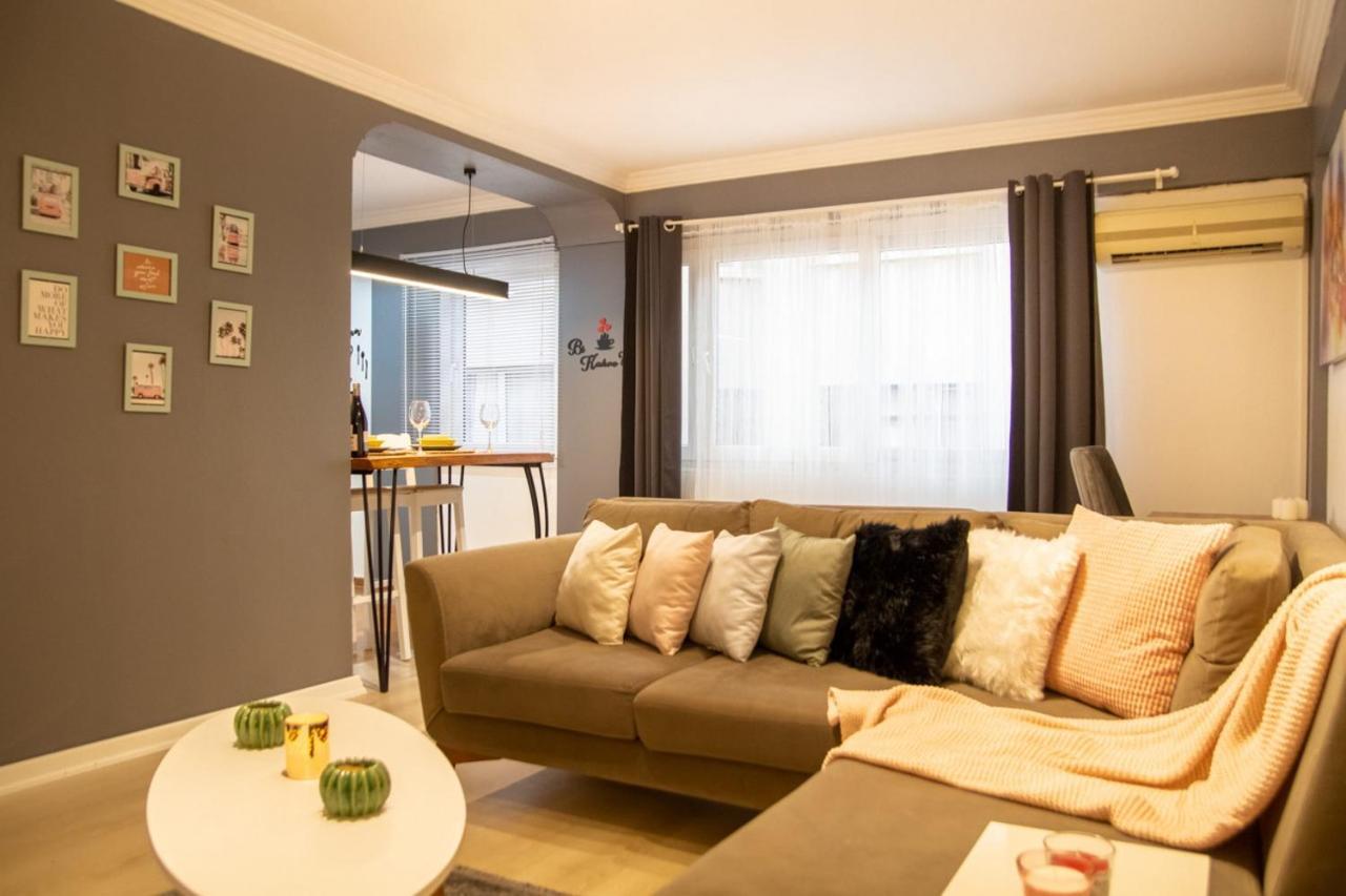 Amazing Flat Near The Coast With A Delightful Shared Terrace Close To Public Transportation In Karsiyaka İzmir Ngoại thất bức ảnh